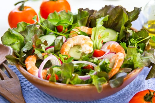 Prawn with lettuce ,tomato and radish salad in wood bowl