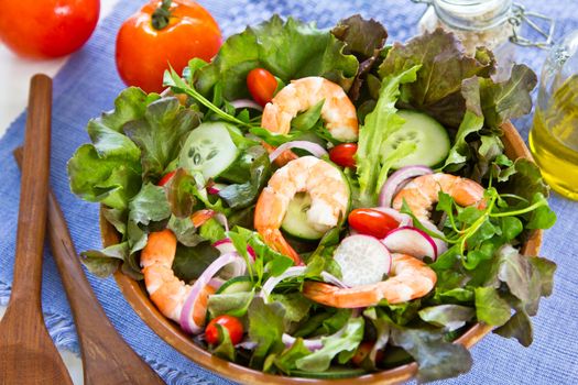 Prawn with lettuce ,tomato and radish salad in wood bowl