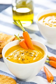 Carrot soup by some toasts and baby carrot