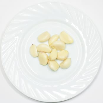 peeled garlic in the dish
