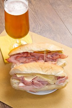 sandwich with ham and bier