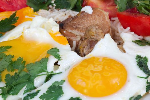 Fried eggs with meat and vegetables