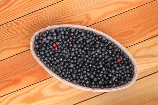 plate with blueberries on the table