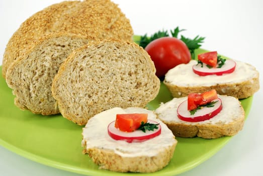 Bread with radish and tomato on green dish