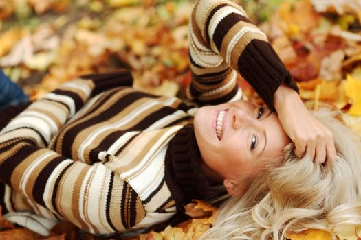  woman portret in autumn leaf close up