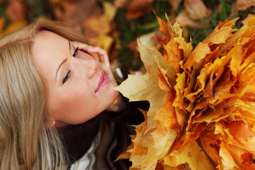 woman portret in autumn leaf close up