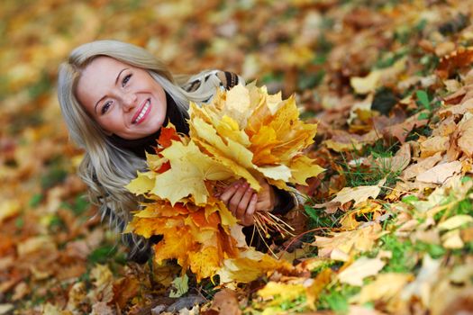  woman portret in autumn leaf close up