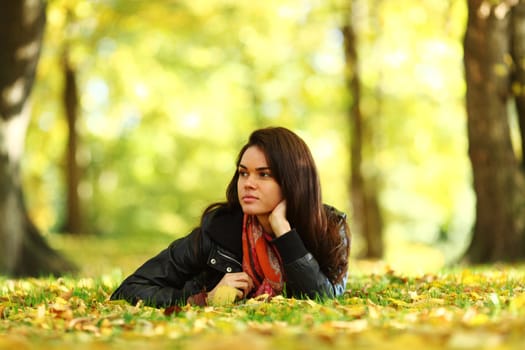  woman portret in autumn leaf close up