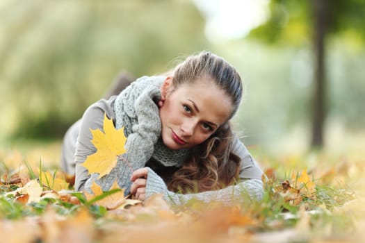  woman portret in autumn leaf close up