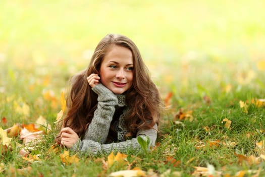  woman portret in autumn leaf close up