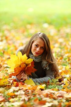  woman portret in autumn leaf close up