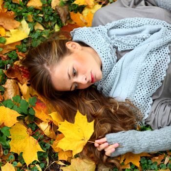 autumn woman portret in park