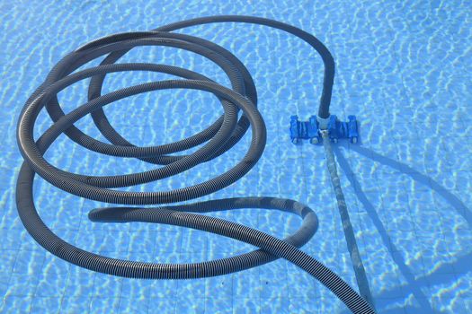 Swimming pool cleaner and its vacumn hose
