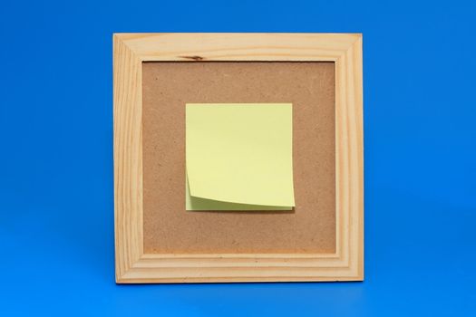 Yellow note paper is pinned to the framework, bulletin board