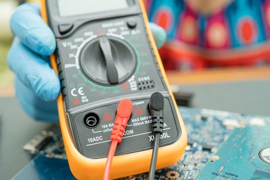 Multimeter electronic digital to measure the voltage of electrical.
