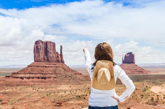 Young woman wearing straw hat in Monumet Valley