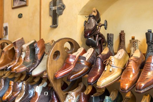 Fashion classical polished men's handmade shoes selling in shop