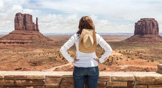 Young woman wearing straw hat in Monumet Valley