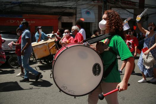 auto_awesome
Traduzir do: Inglês
1712 / 5000
Resultados de tradução
salvador, bahia, brazil - september 7, 2021: group use percussion drums during a demonstration against president Jair Bolsonaro in the city of Salvador.