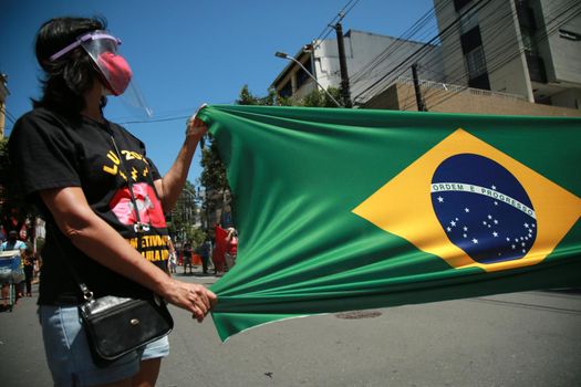 auto_awesome
Traduzir do: Inglês
1722 / 5000
Resultados de tradução
salvador, bahia, brazil - september 7, 2021: protester carries a Brazilian flag during a demonstration against president Jair Bolsonaro in the city of Salvador.