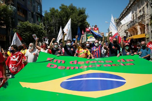 auto_awesome
Traduzir do: Inglês
1722 / 5000
Resultados de tradução
salvador, bahia, brazil - september 7, 2021: protester carries a Brazilian flag during a demonstration against president Jair Bolsonaro in the city of Salvador.