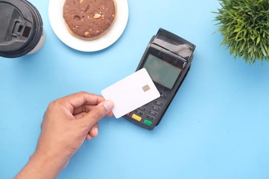 Payment terminal charging from a card, contactless payment