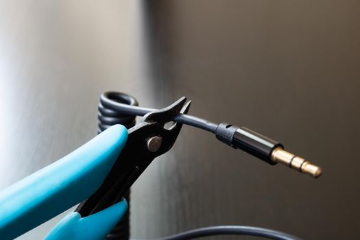 Cut the black wire with pliers close up