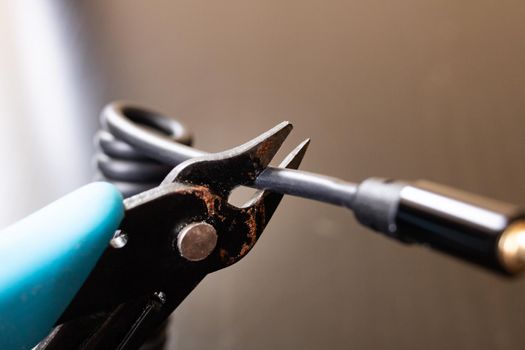 Cut the black wire with pliers close up