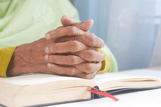 senior women hand on a bibel .