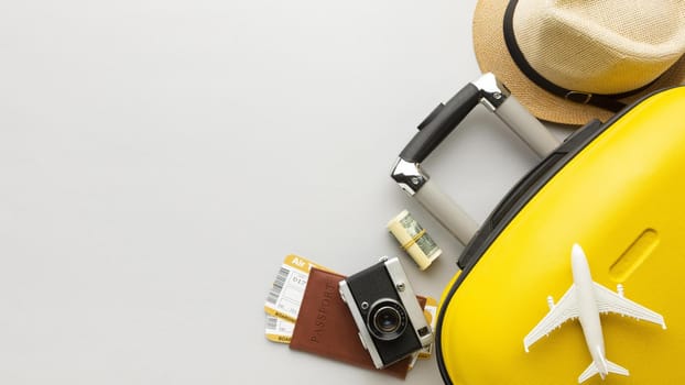 Photo Flat lay yellow luggage with copy space. Resolution and high quality beautiful photo