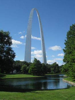 Image of The St Louis Arch with a pool and trees at its base