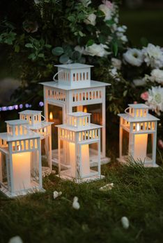 atmospheric candle decor with live fire on the banquet table