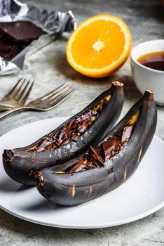 Grilled bananas with dark chocolate and citrus juice
