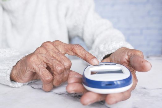 Senior female diabetic measure glucose level