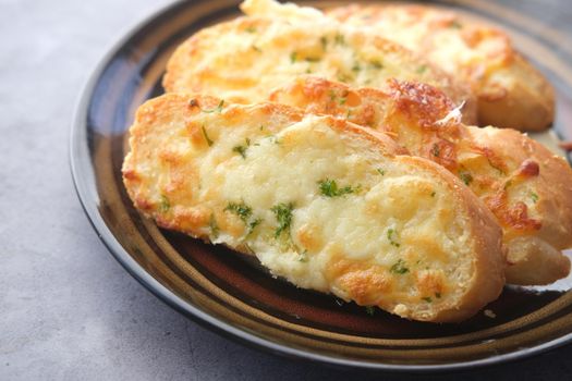 close up of garlic bread on a plate .