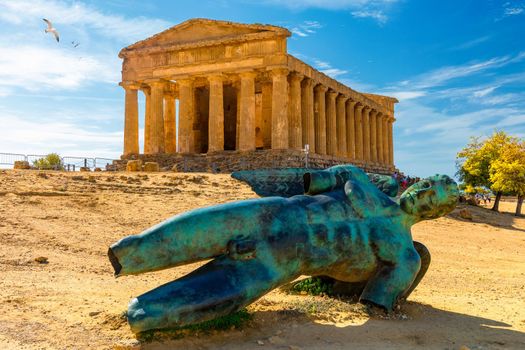 Valley of the Temples (Valle dei Templi), The Temple of Concordia, an ancient Greek Temple built in the 5th century BC, Agrigento, Sicily. Temple of Concordia, Agrigento, Sicily, Italy