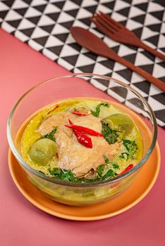 close up of green chicken curry in bowl