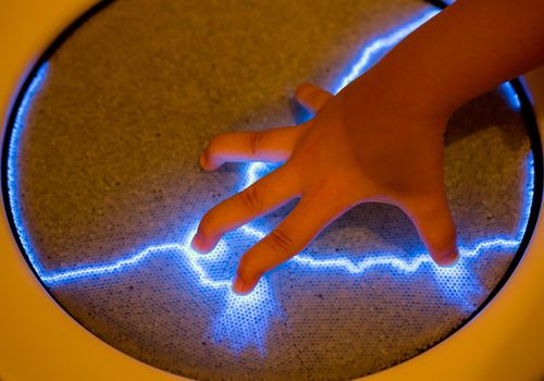 Experiment with lightning science on hand