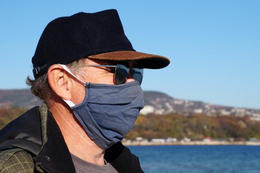 portrait of a man in a cap and a medical mask.