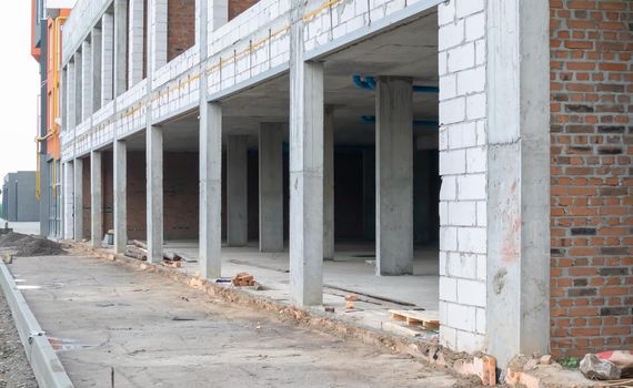 Construction primarily for shops, offices and commercial premises. Sale and rental of real estate in the reference building. The apartment is on the ground floor
