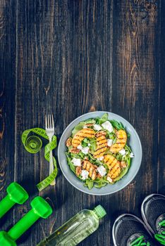 Salad of peaches grilled, ricotta and arugula. Healthy food