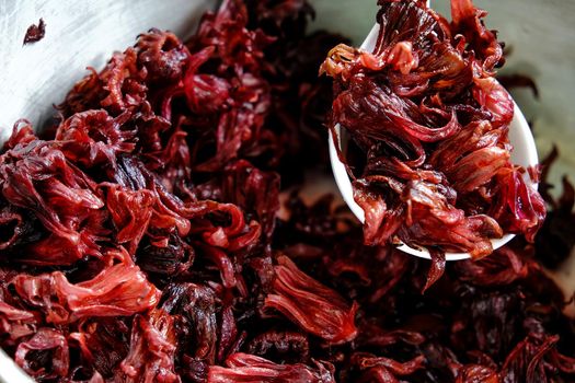 The process of making Roselle juice by the traditional Thai method.