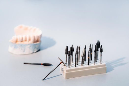 Grinding tools and drills for dental technicians.