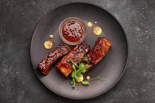Grilled ribs with sauce and herbs