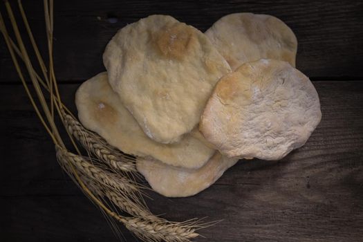 unleavened or unleavened bread, traditional of the Hebrew culture made without yeast, symbol of the Jewish Passover