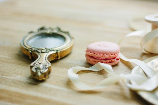 Hand mirror and macaroon as a wedding decoration