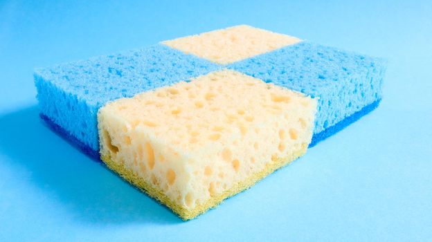 Many blue, red, yellow, green sponges are used to wash and wipe the dirt used by housewives in everyday life. They are made of porous material such as foam. good detergent retention.