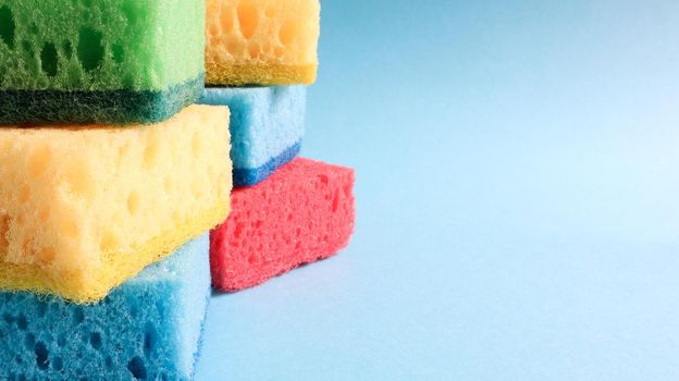 Many blue, red, yellow, green sponges are used to wash and wipe the dirt used by housewives in everyday life. They are made of porous material such as foam. good detergent retention.