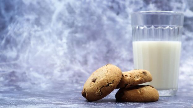 American gluten free chocolate chip cookies with glass glass of vegetable milk on gray background. Chocolate chip cookies. Sweet pastries, dessert. Culinary background. Copy space