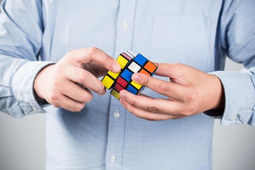 man play a rubik's cube at home